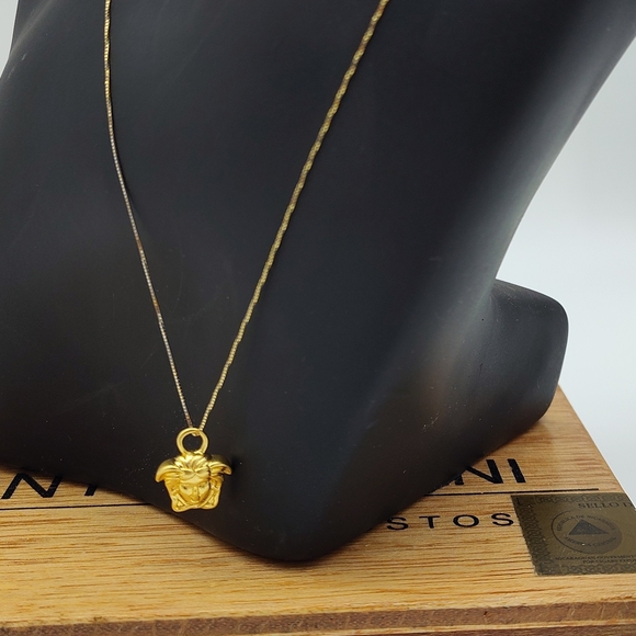 VERSACE Medusa Head Gold Tone Charm Pendant Made in Italy Y2K Vintage - Picture 4 of 4